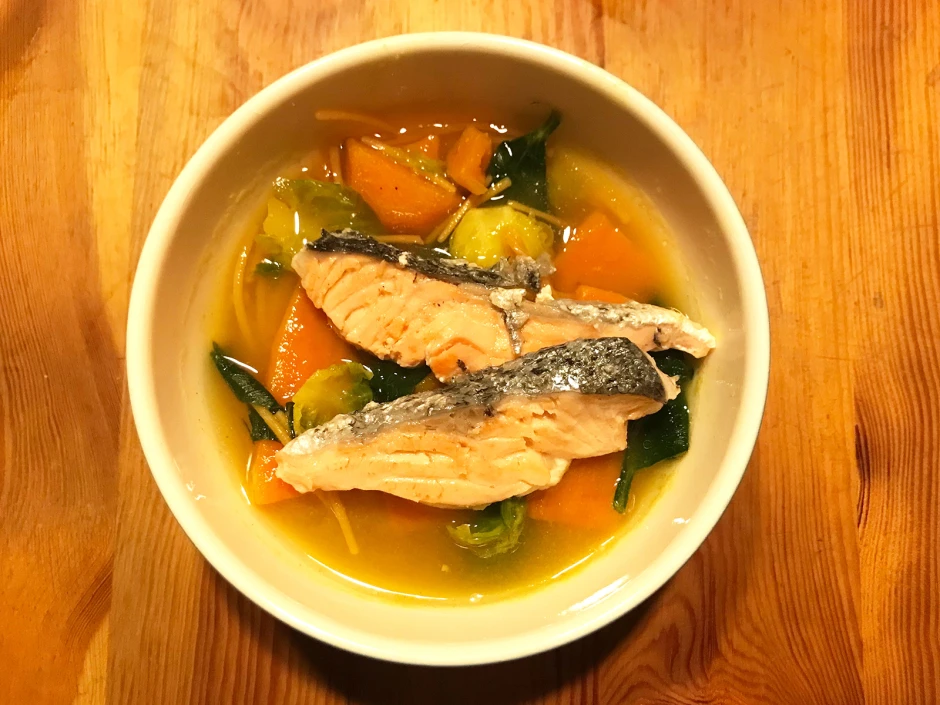 Kohlsprossen-S&uuml;&szlig;kartoffelsuppe mit gebratenem Lachs