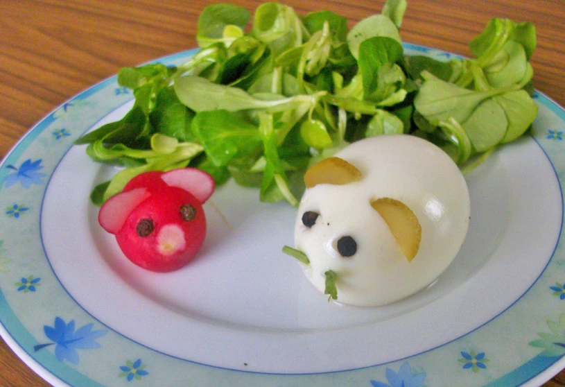 Vogerlsalat mit Eier- und Radieschenmaus