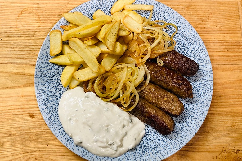Cevapcici mit Zwiebeln und Pommes