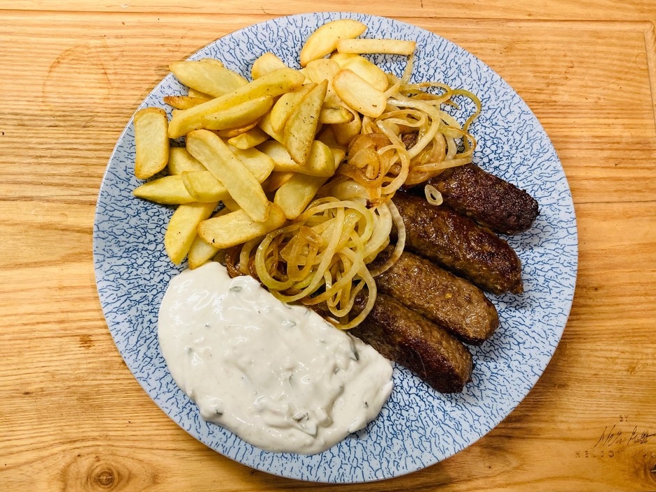 Cevapcici mit Zwiebeln und Pommes