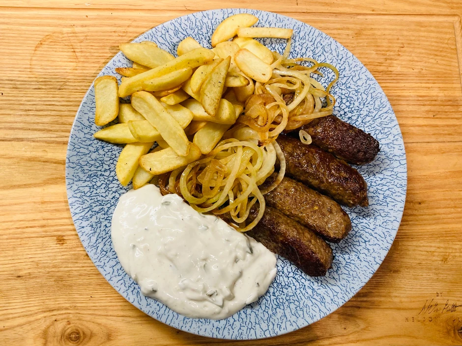 Cevapcici mit Zwiebeln und Pommes