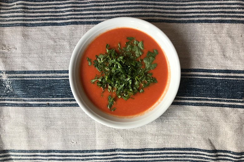 Paradeisersuppe mit Kokosmilch und frischem Koriander
