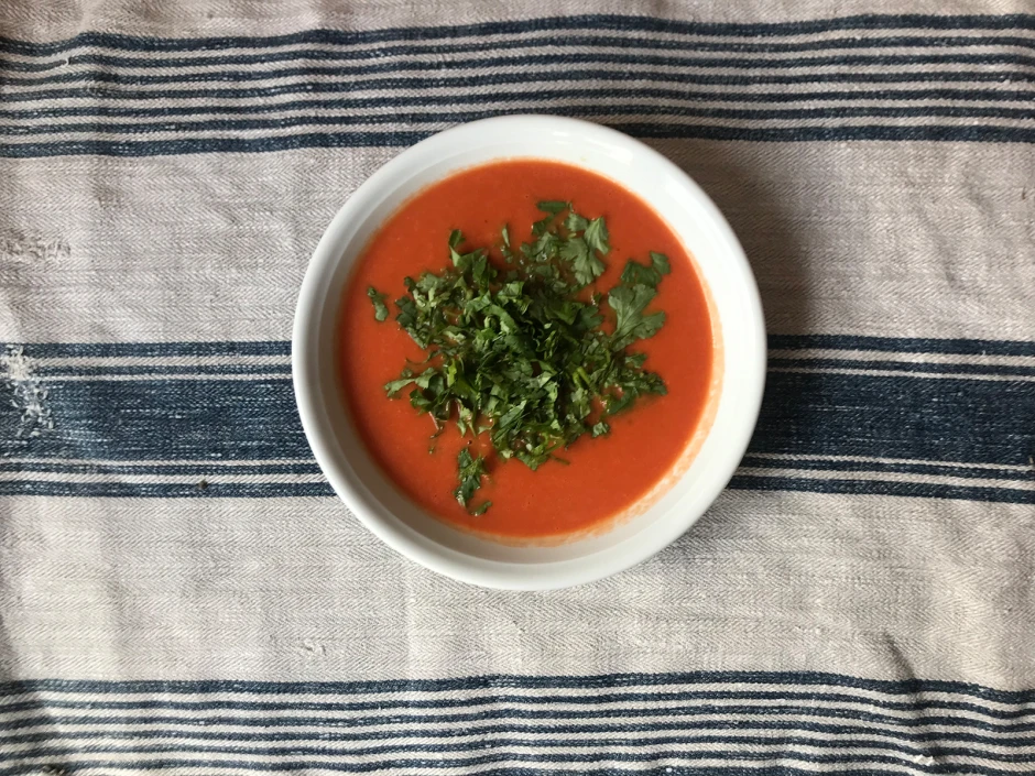 Paradeisersuppe mit Kokosmilch und frischem Koriander