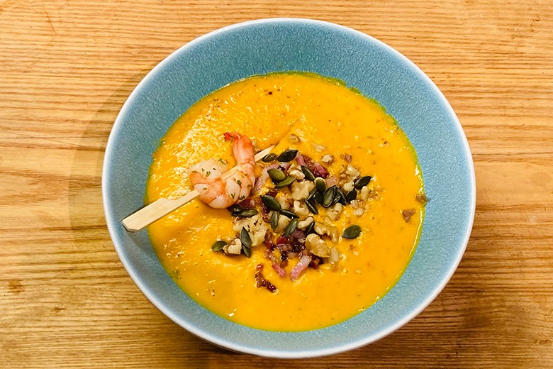 Kürbissuppe mit Walnüssen und Black Tiger