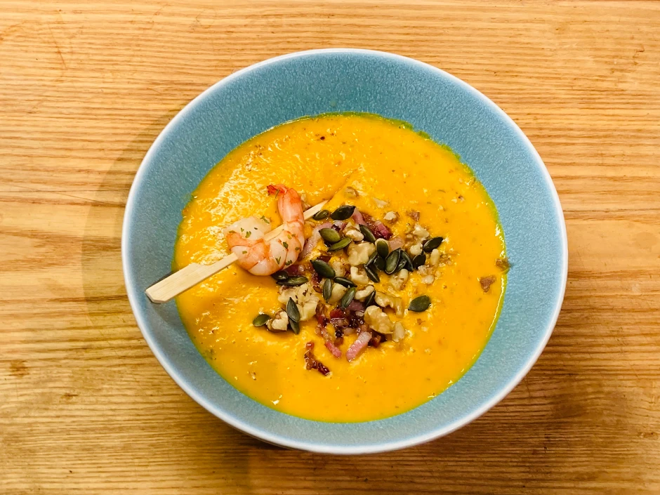 K&uuml;rbissuppe mit Waln&uuml;ssen und Black Tiger