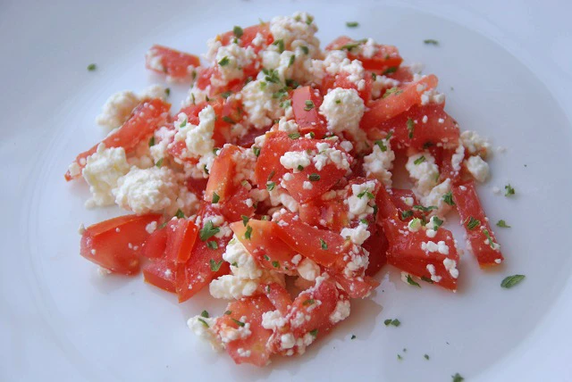 Topfen-Tomaten-Minzsalat