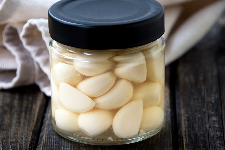 Feurig eingelegter Knoblauch