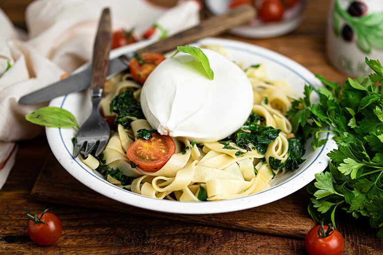 Spinatpasta-Salat mit Burratina