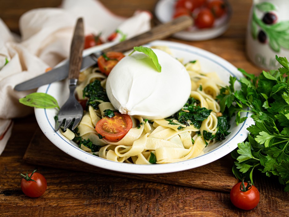 Spinatpasta-Salat mit Burratina