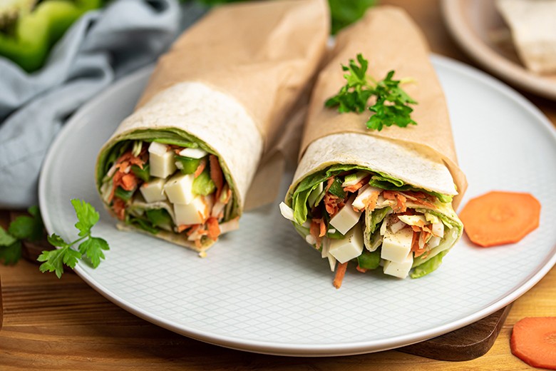 Bunte Gemüsewraps mit Hummus