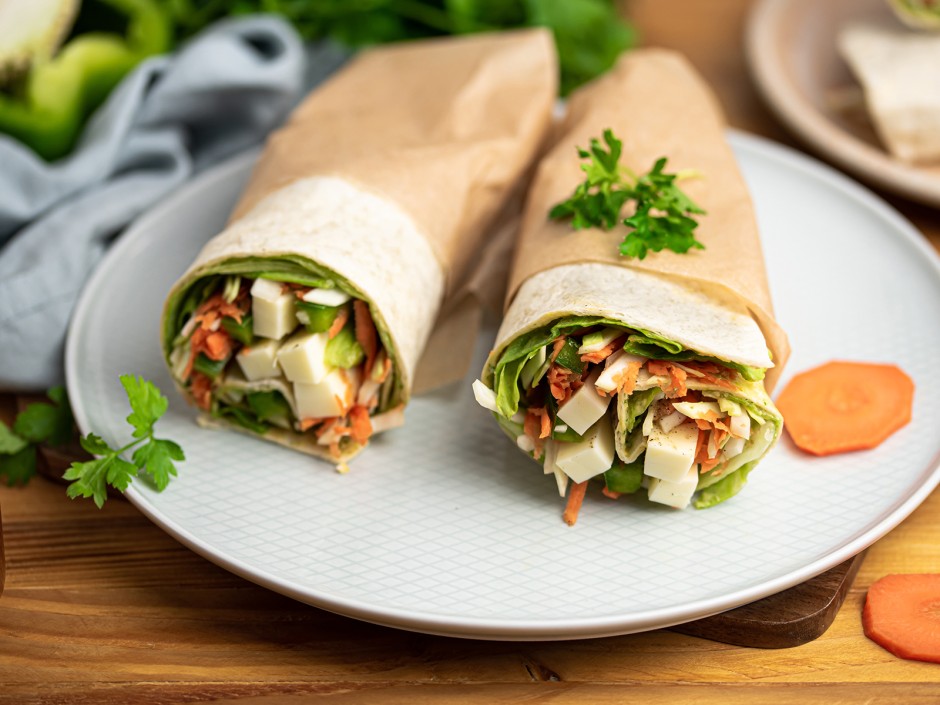 Bunte Gemüsewraps mit Hummus