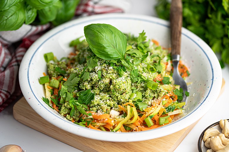Gemüsenudeln mit Cashew-Pesto