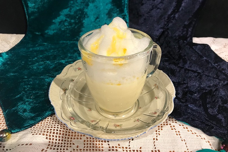 Heiße Eierlikörmilch