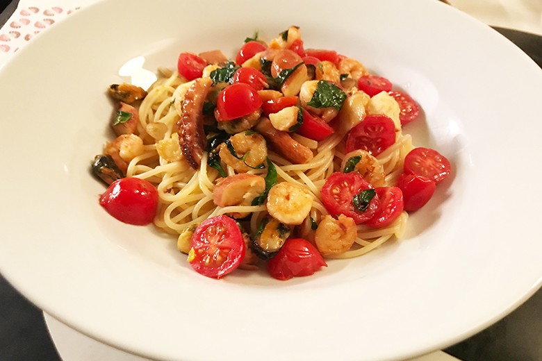 Spaghetti mit Meeresfrüchten und warmen Paradeisern