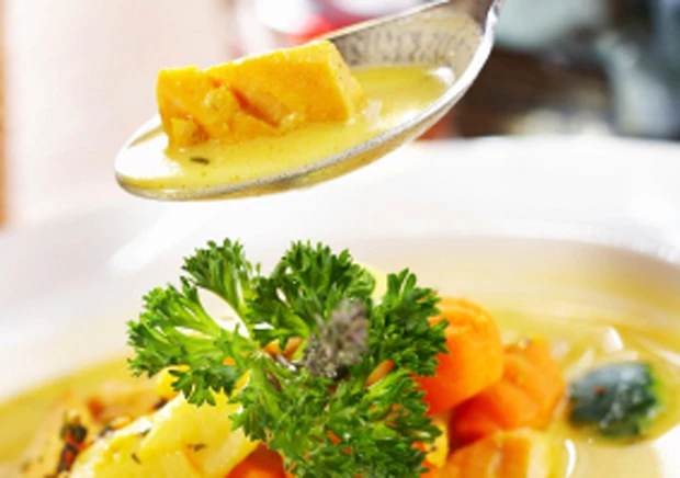 Currysuppe mit Lachs