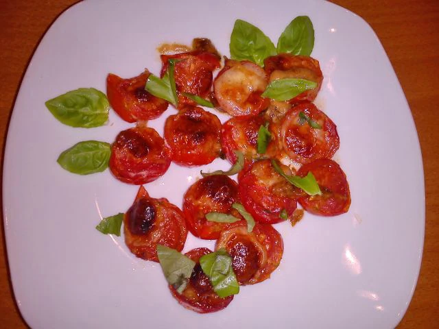 Mozzarella mit Eiertomaten und Basilikum
