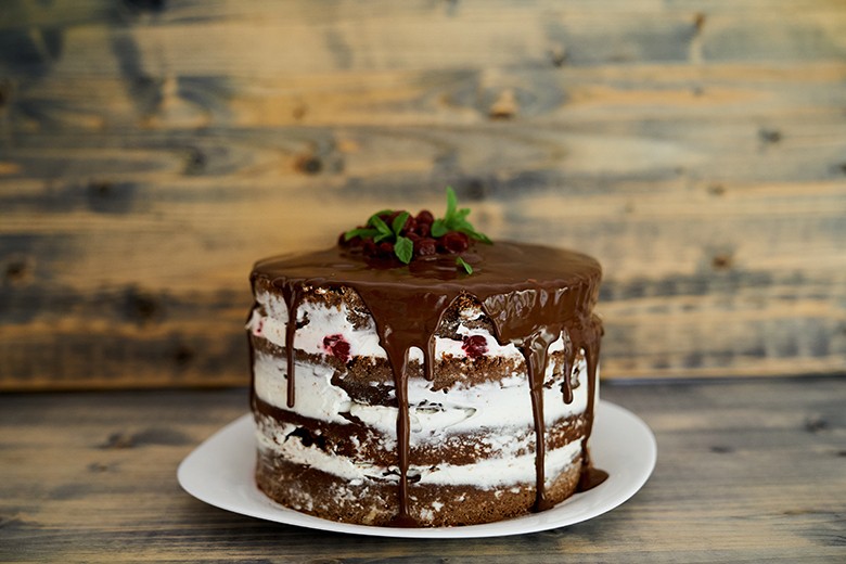 Kakaotorte mit weißer Ganache
