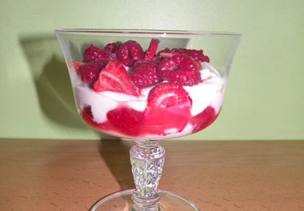 Vanilletopfen mit Erdbeeren und Himbeeren