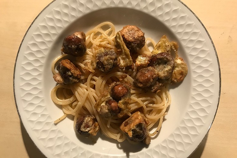 Spaghetti mit in der Eihülle gebackenen Champignons
