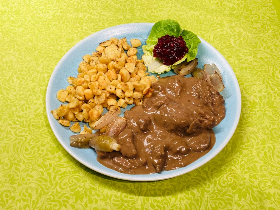Hirschgulasch mit Schalotten-Portweinsahne und Sp&auml;tzle