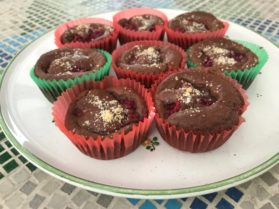 Schokomuffins mit einem Kern aus Rote-Rüben-Marzipan