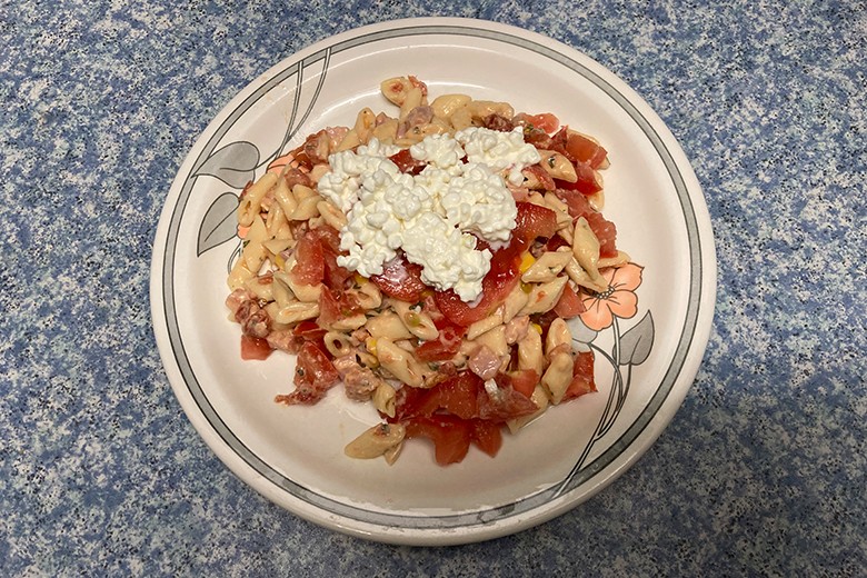 Nudelsalat mit Schinken und Tomaten