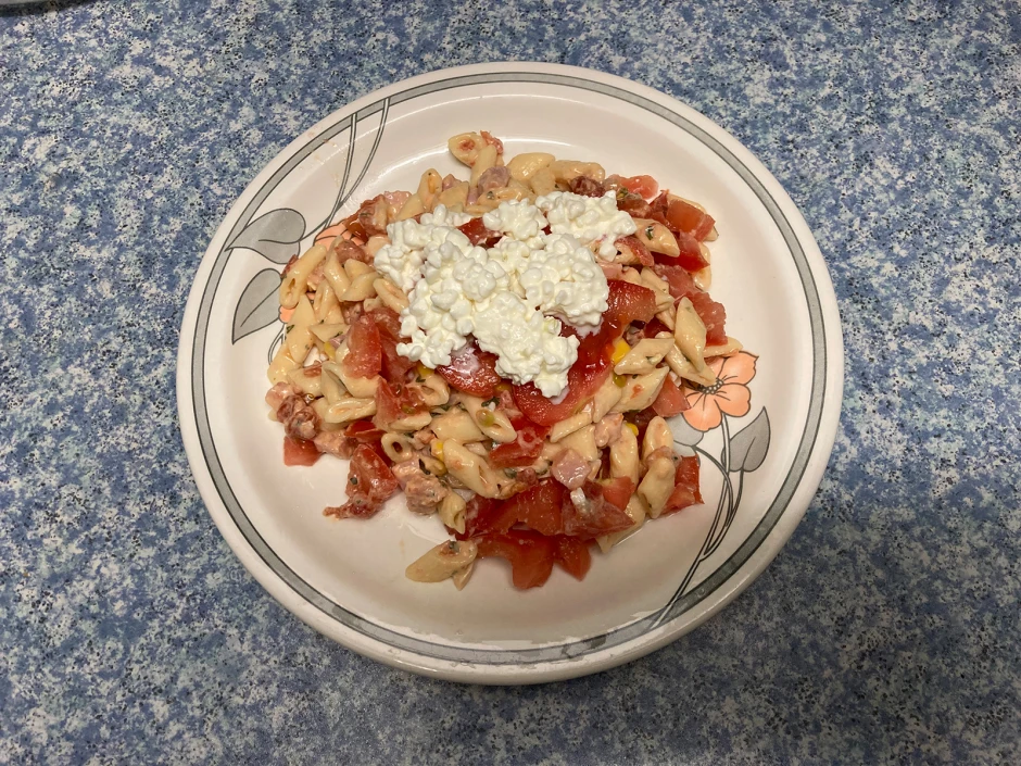 Nudelsalat mit Schinken und Tomaten