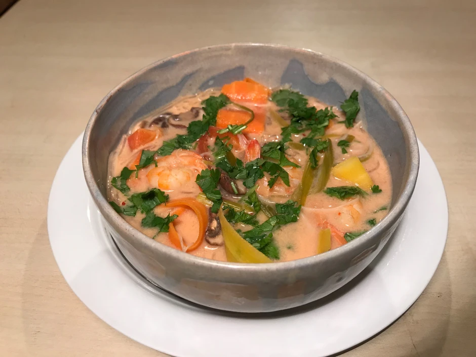 Scharfe Gem&uuml;sesuppe mit Champignons und Garnelen