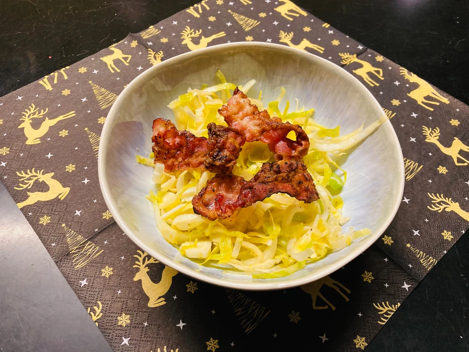 Chicor&eacute;e-Salat mit Speck