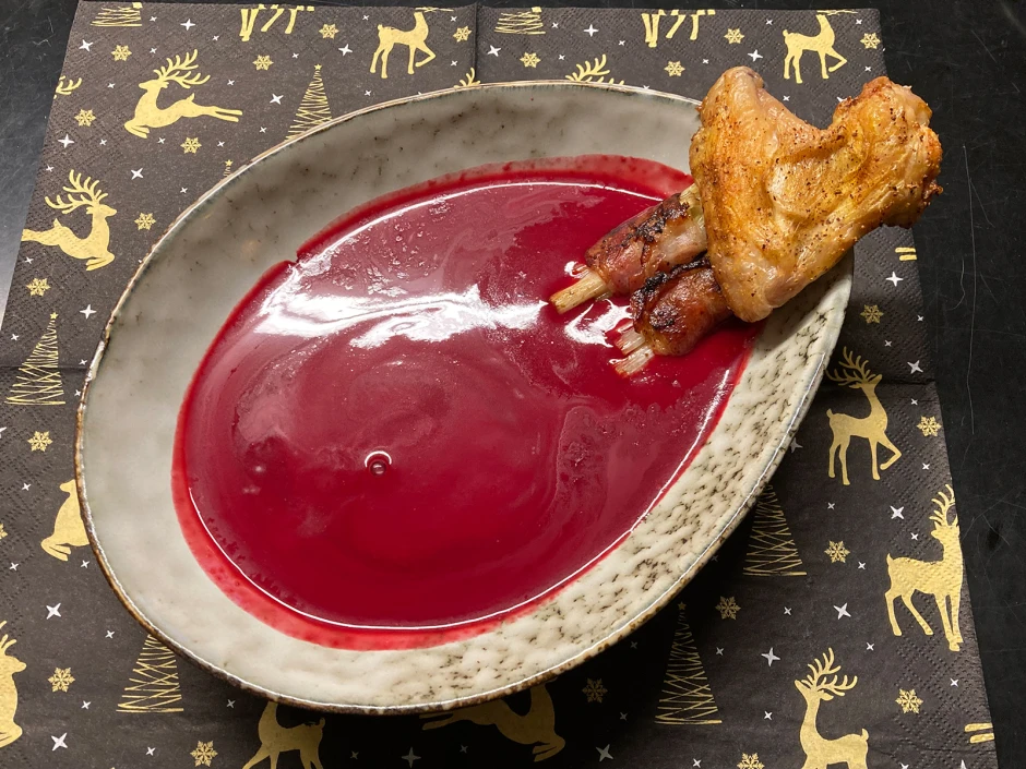 Rote Bete Suppe mit karamellisierten Lauchzwiebeln