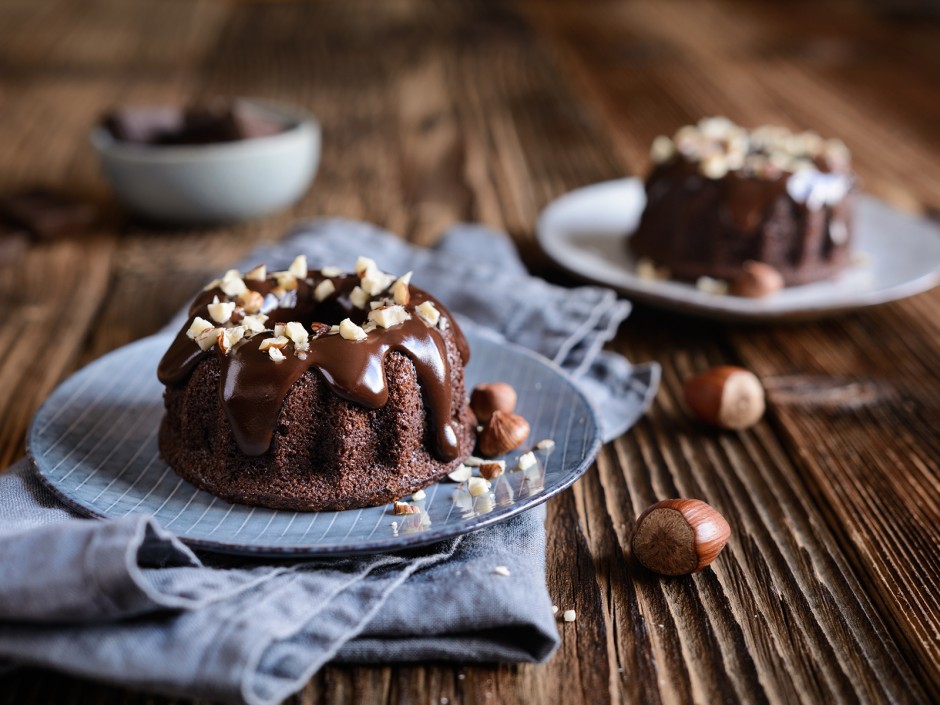 Schokokuchen mit gehackten Haselnüsse