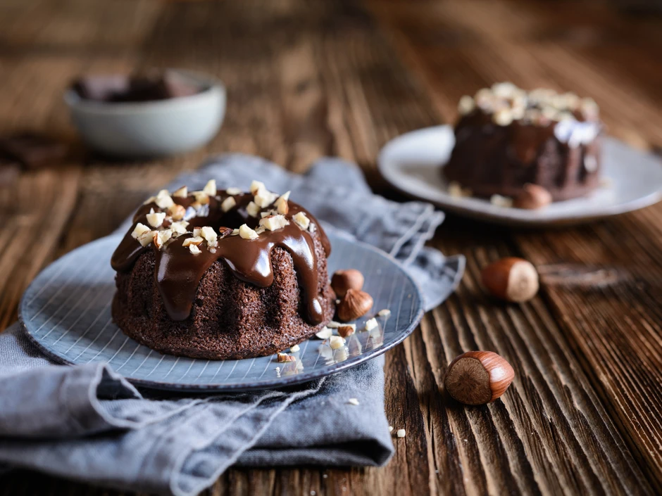 Schokokuchen mit gehackten Haseln&uuml;sse