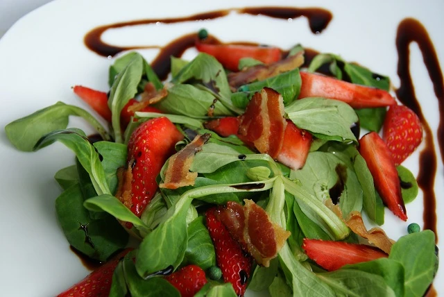 Erdbeeren auf Feldsalat
