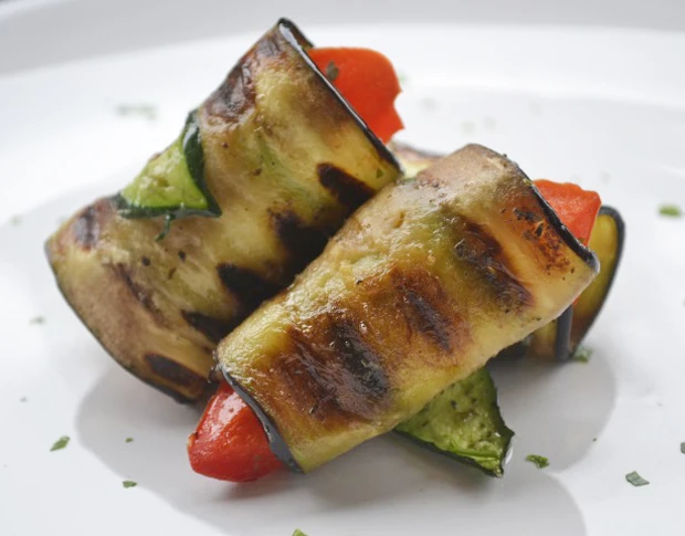 Sommerliche Gemüseröllchen für den Grill