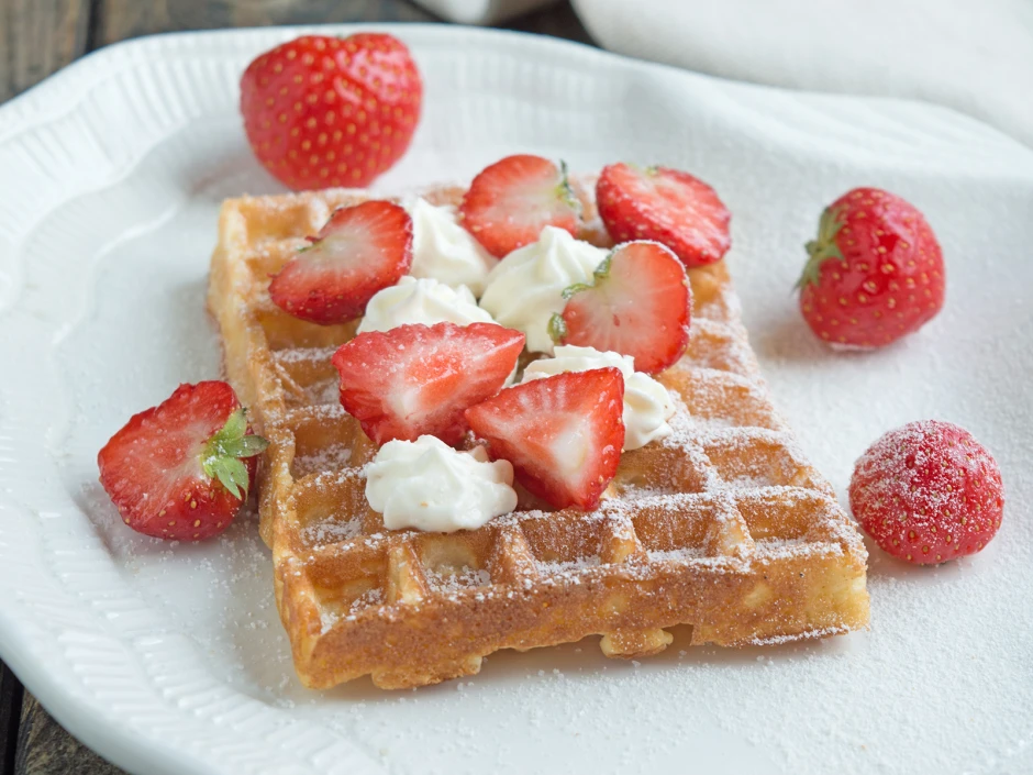 Mandelwaffeln mit Erdbeeren