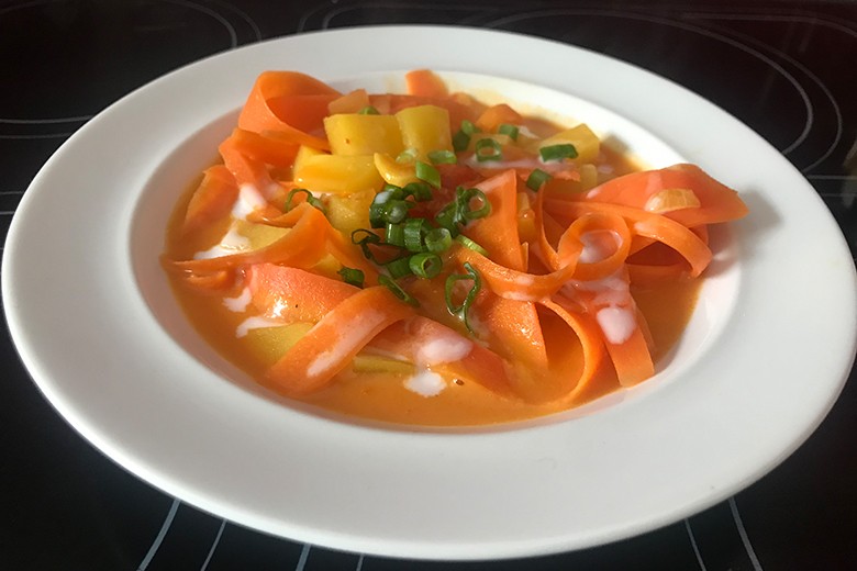 Kartoffelcurry mit Karottenstreifen