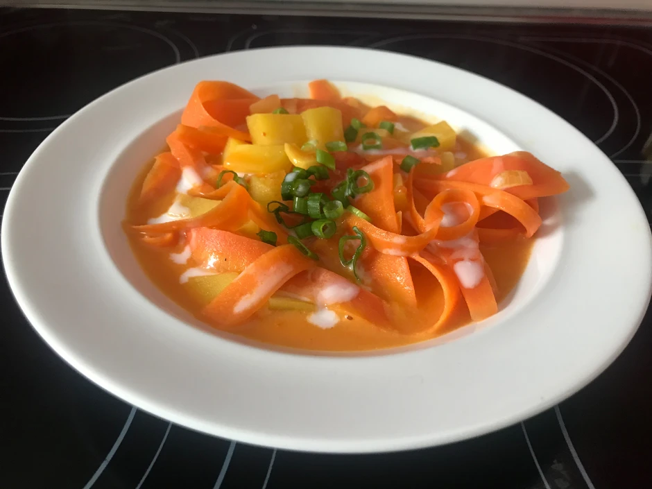 Kartoffelcurry mit Karottenstreifen
