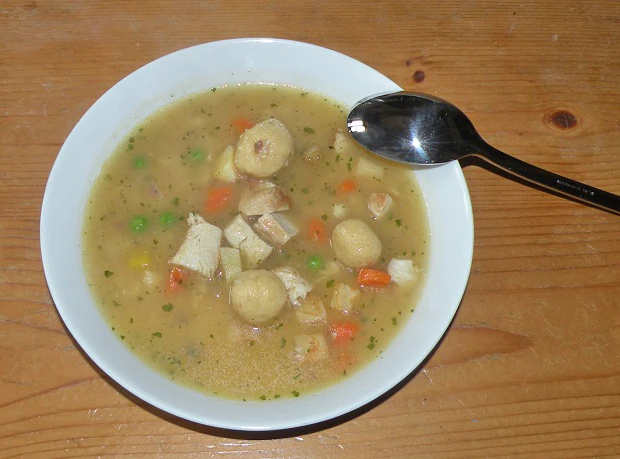 Hendl-Einmachsuppe mit Br&ouml;selkn&ouml;deln