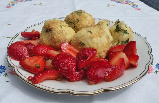 Topfen-Minze-Knöderl auf Pfeffer-Erdbeeren