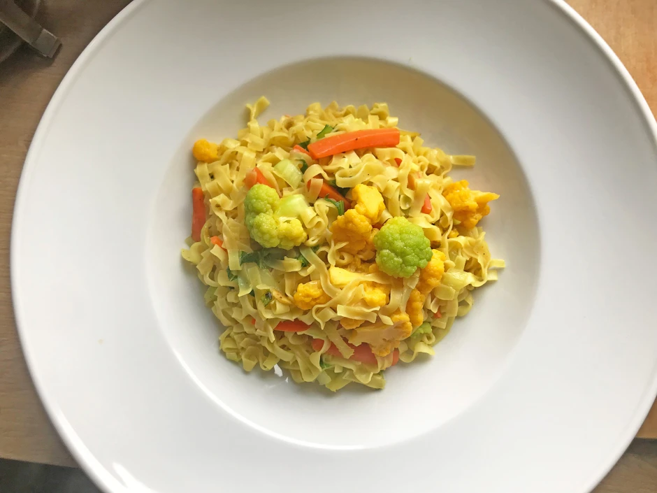 Wokgericht mit buntem Karfiol