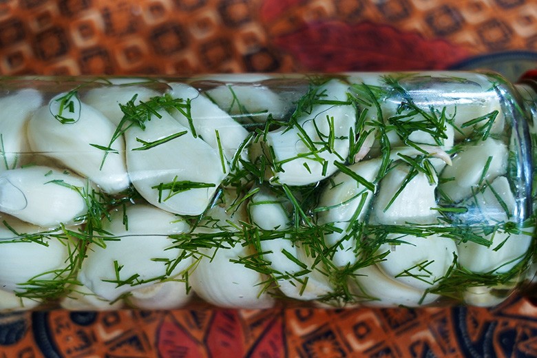 Süß-sauer eingelegte Knoblauchzehen