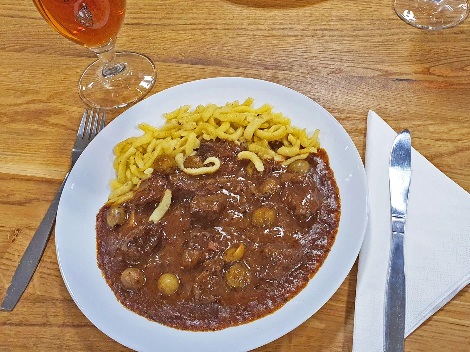 Geschmortes Rindfleisch mit Oliven auf korsischer Art