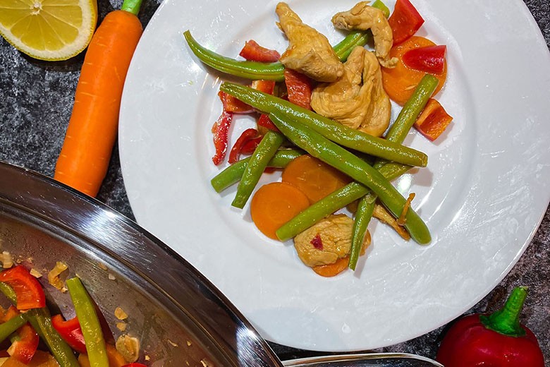 Hähnchen - Bohnen Wok mit Paprika & Karotten