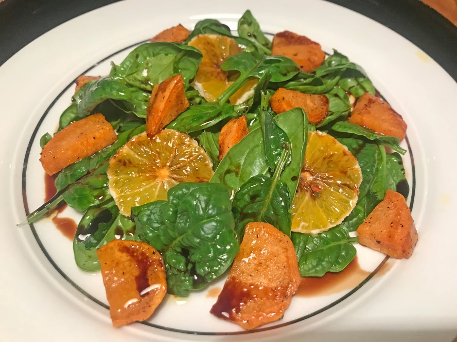 Spinatsalat mit Orangen und gebackenen S&uuml;&szlig;kartoffeln