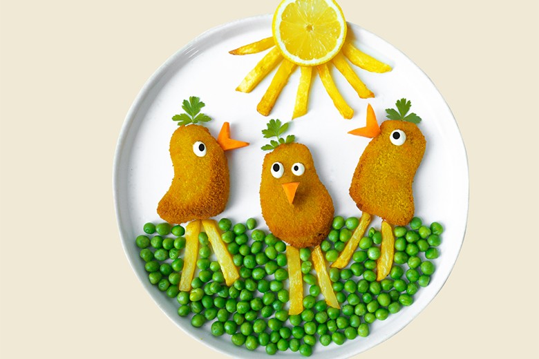 Lustige Hühner - Nuggets mit Erbsen und Pommes