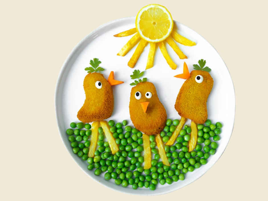Lustige Hühner - Nuggets mit Erbsen und Pommes