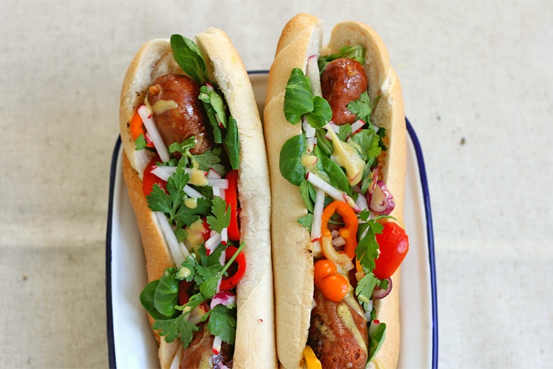 Bunter Käsekrainer Hot Dog mit Salat