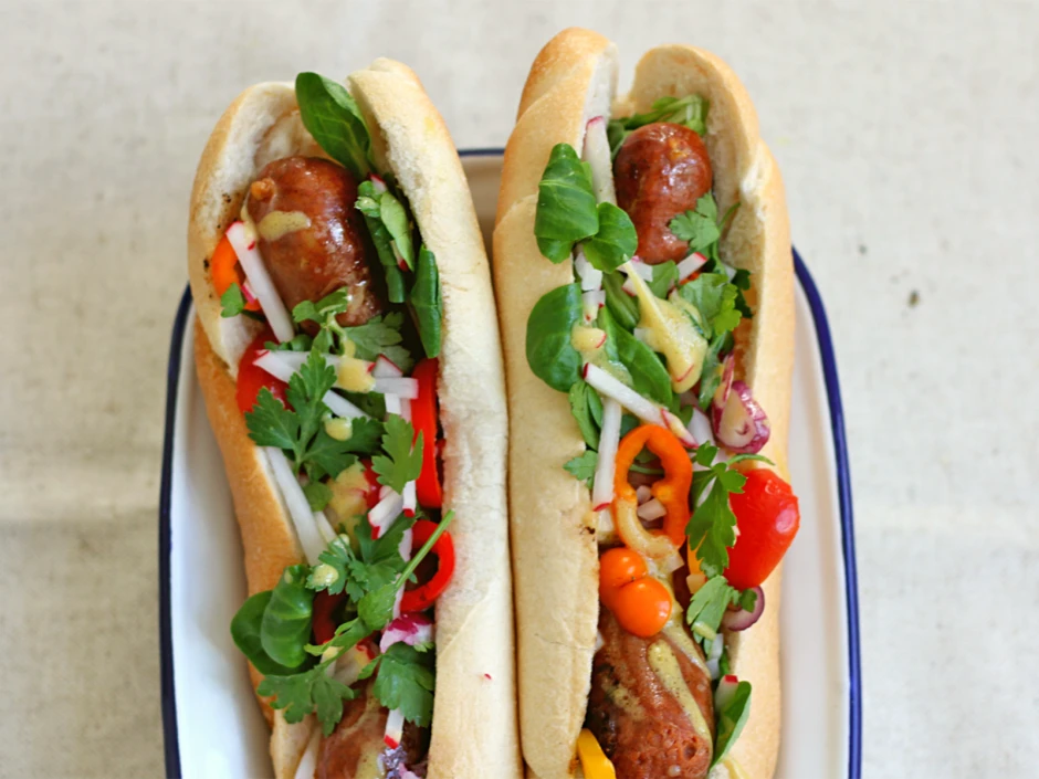 Bunter K&auml;sekrainer Hot Dog mit Salat