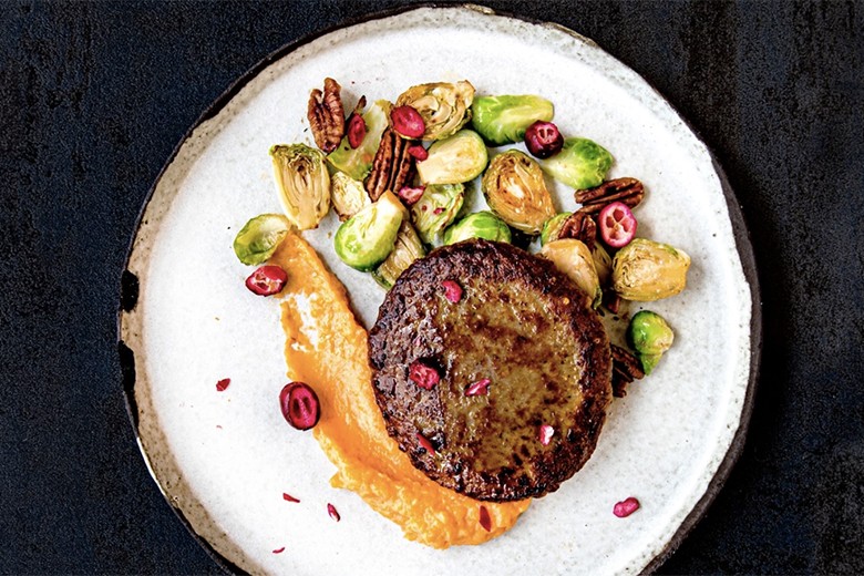 Rebel Meat Patty mit glasierten Miso-Kohlsprossen und Süßkartoffelpüree