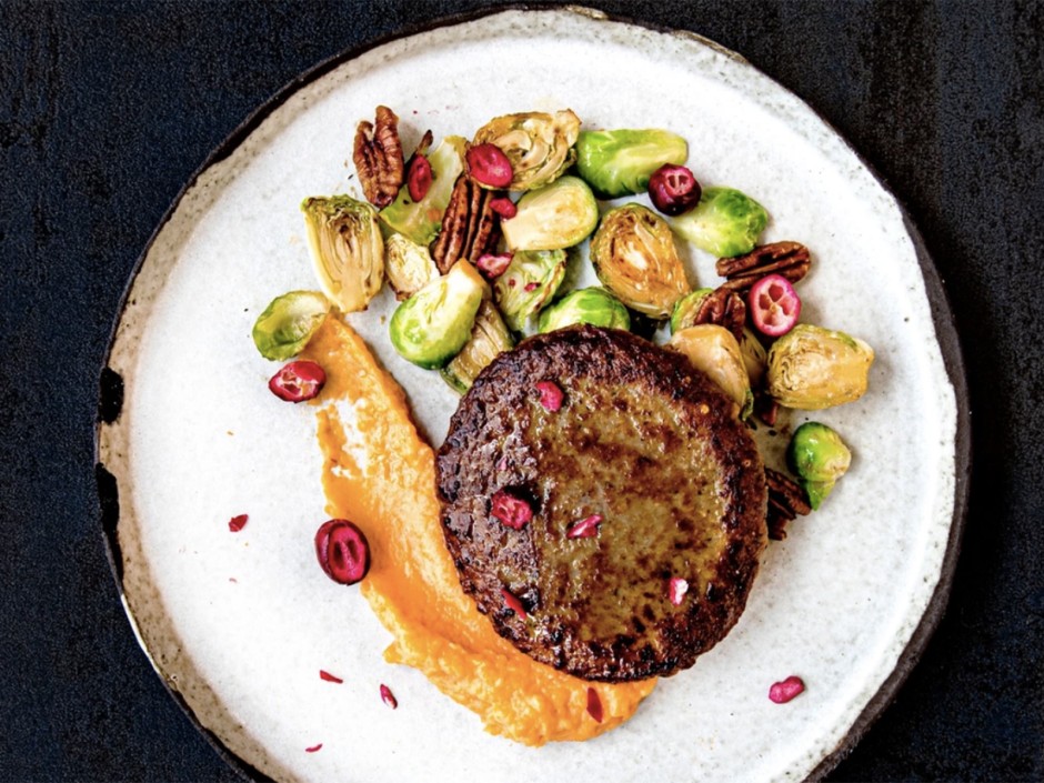 Rebel Meat Patty mit glasierten Miso-Kohlsprossen und Süßkartoffelpüree